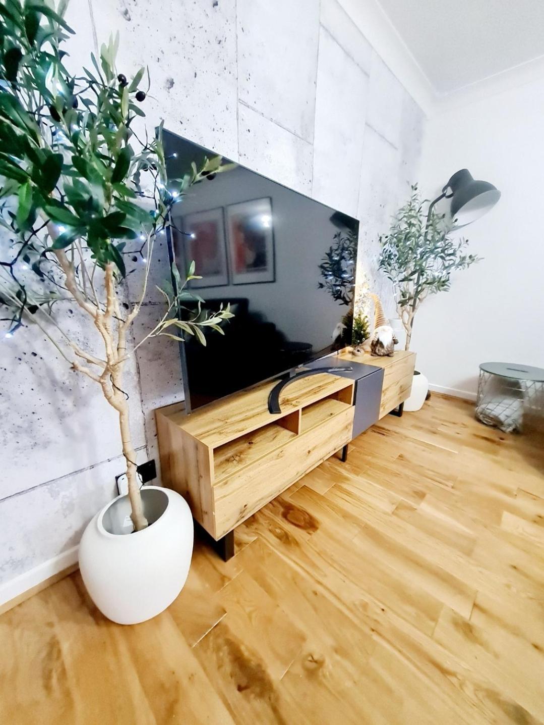 Bright 3br Walking Distance To Town - Free Parking *