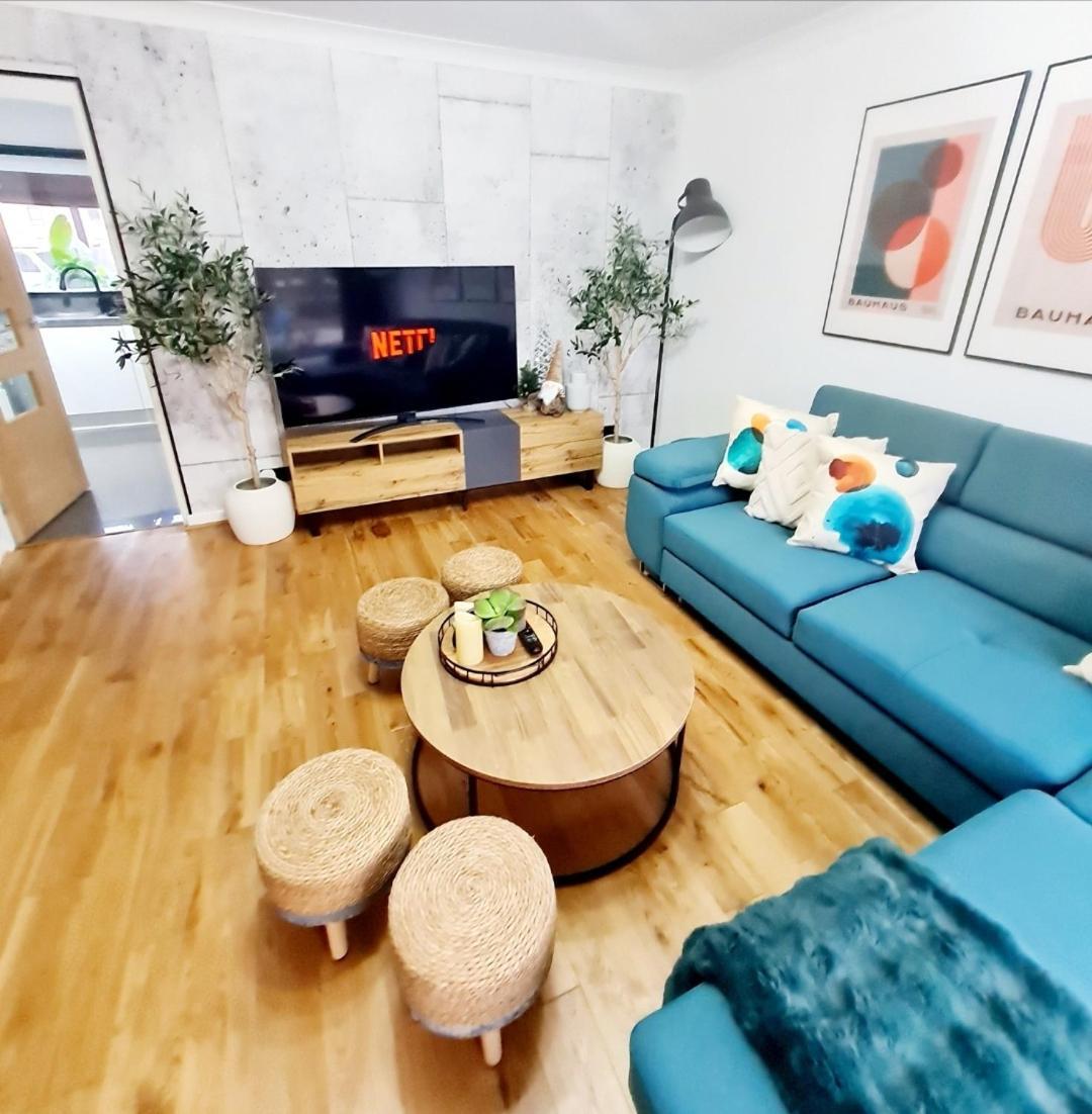 Bright 3br Walking Distance To Town - Free Parking Apartment