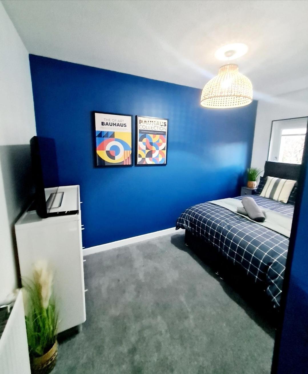 Bright 3br Walking Distance To Town - Free Parking Apartment *