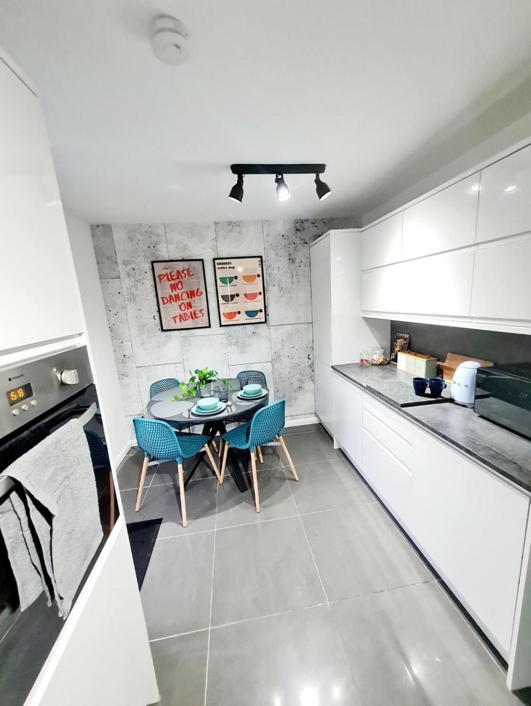 Bright 3br Walking Distance To Town - Free Parking *