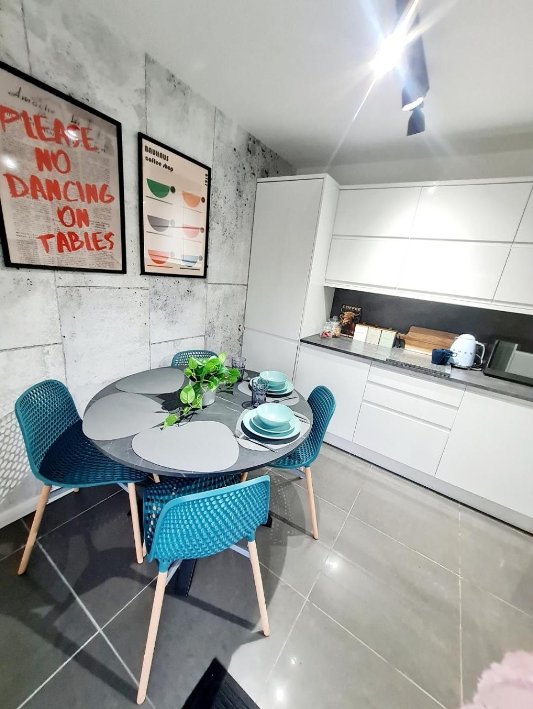 Bright 3br Walking Distance To Town - Free Parking Apartment
