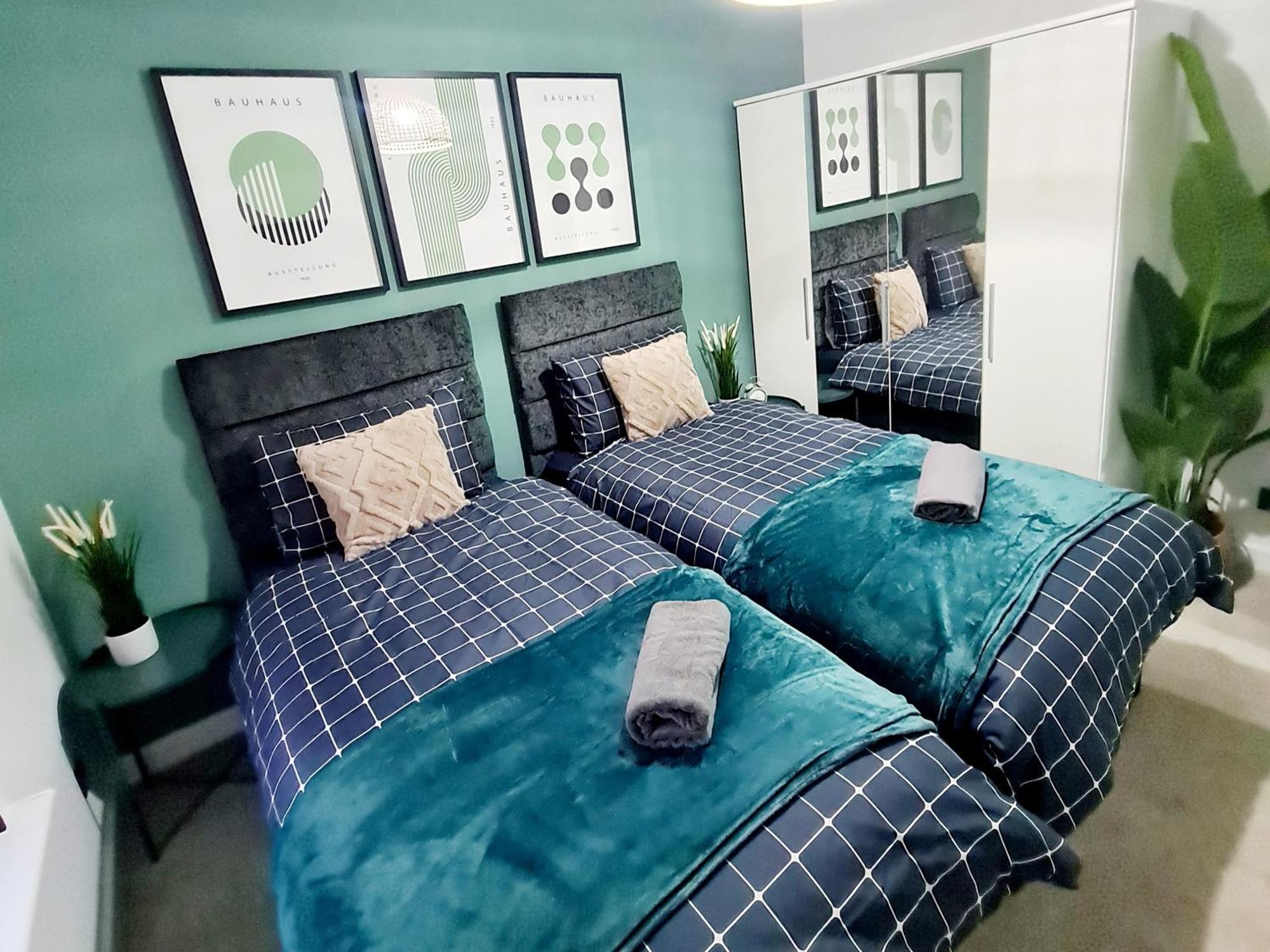 Bright 3br Walking Distance To Town - Free Parking Apartment Glasgow